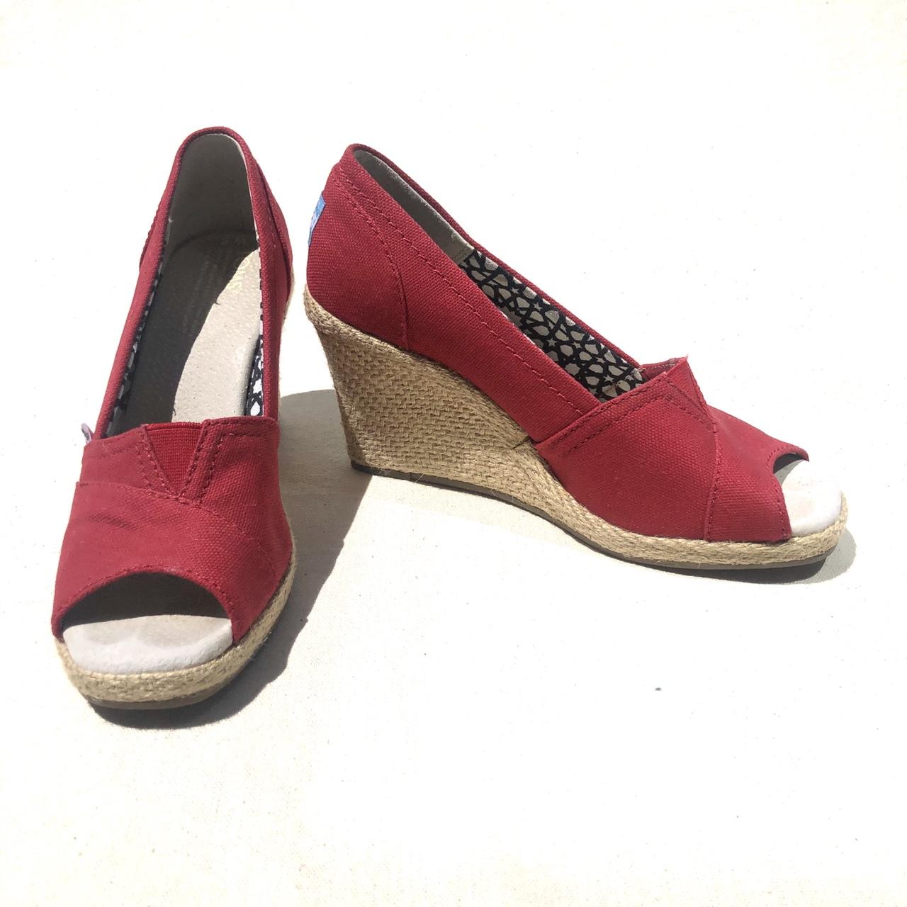 Toms closed hot sale toe wedges