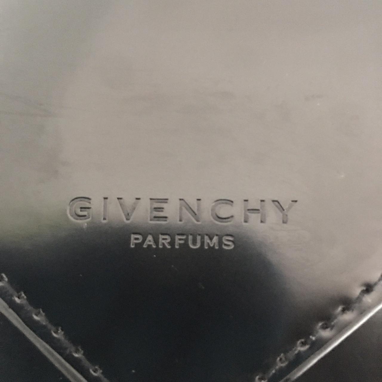 Pochette hotsell givenchy parfum