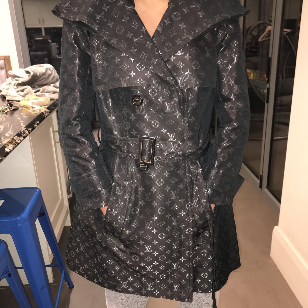 Silk trench coat Louis Vuitton Black size 40 FR in Silk - 28616673
