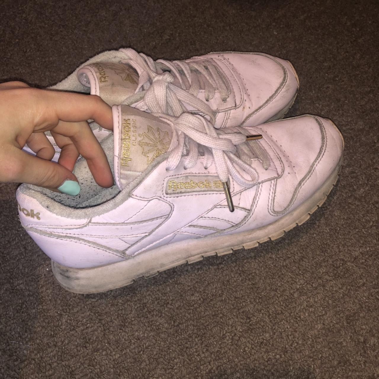 Light pink shop reebok sneakers