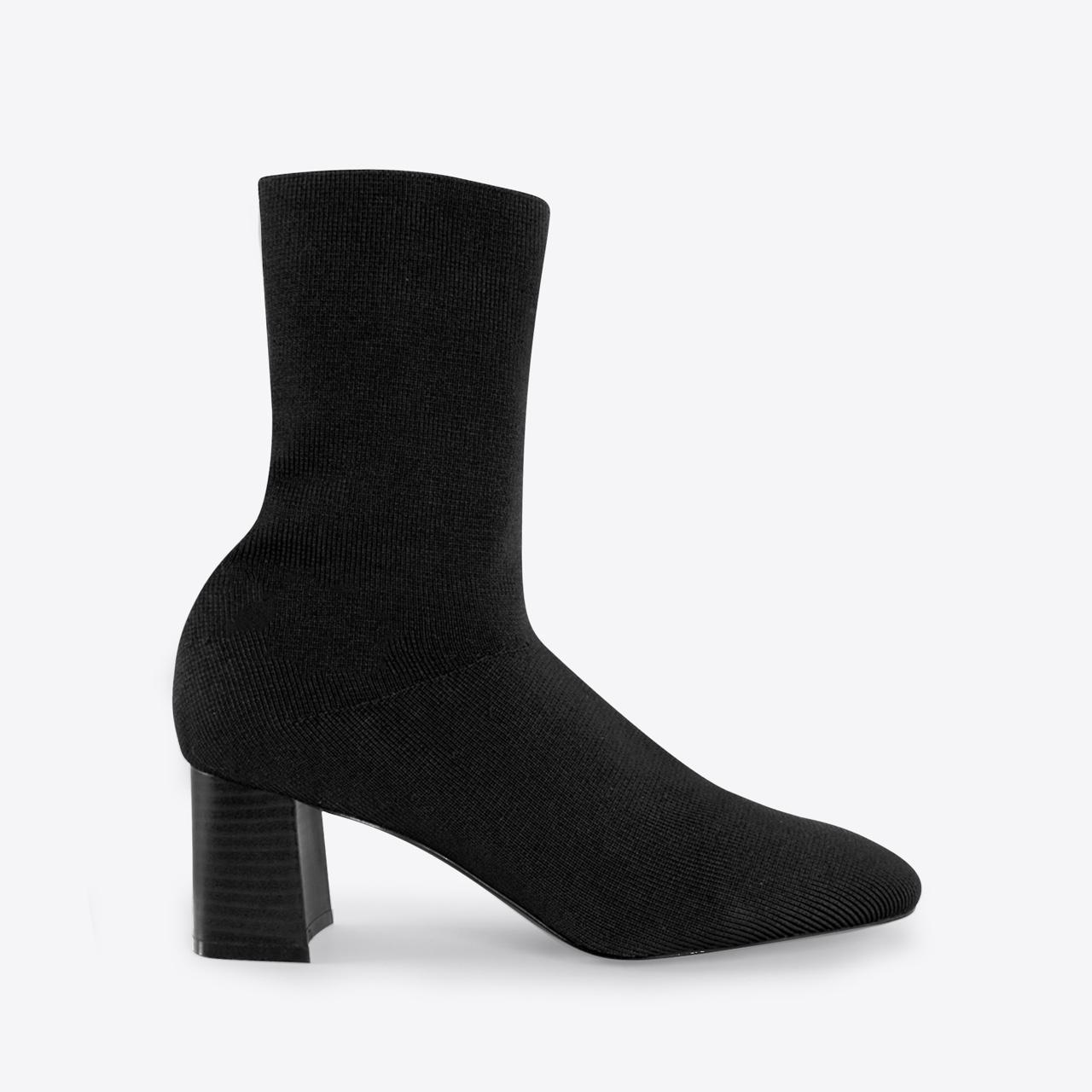 Oak + Fort Women's Black Boots | Depop