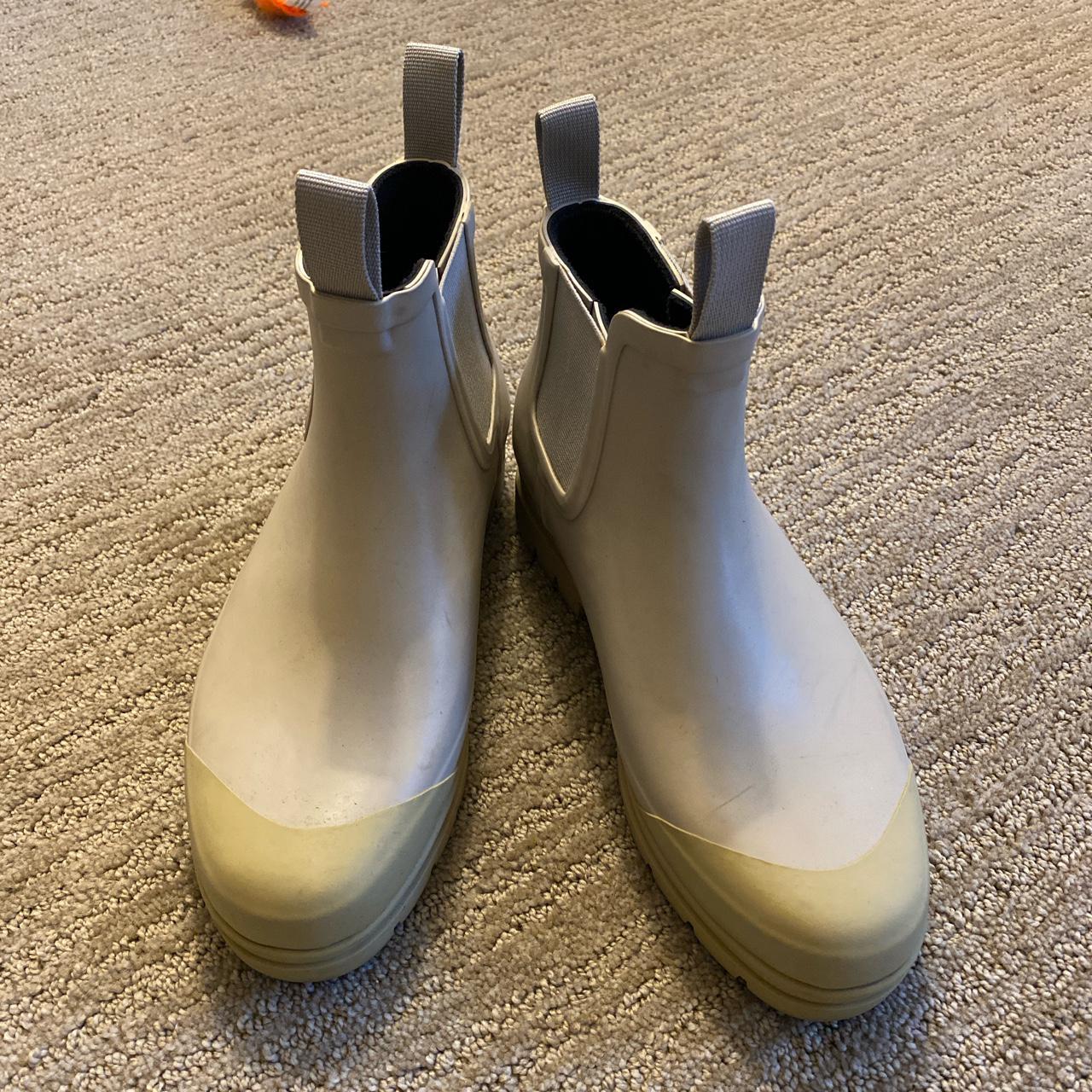Everlane rain boots size 7 in grey & beige 💗 these... - Depop