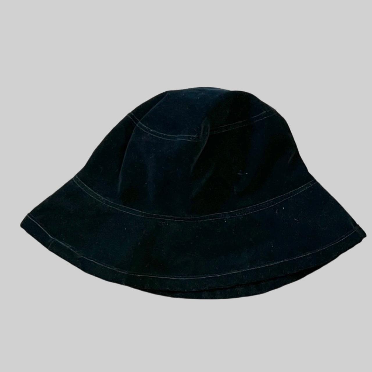 Gap Women's Black Hat Depop