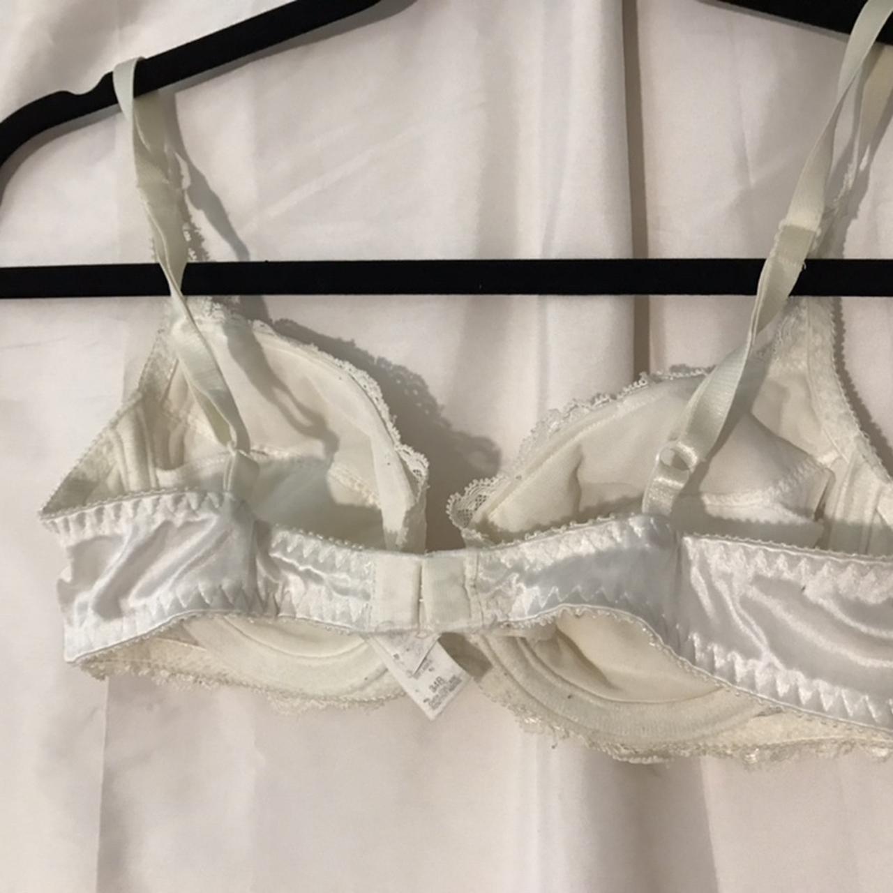 💛 VINTAGE 💛 Victoria Secret bra with beautiful... - Depop