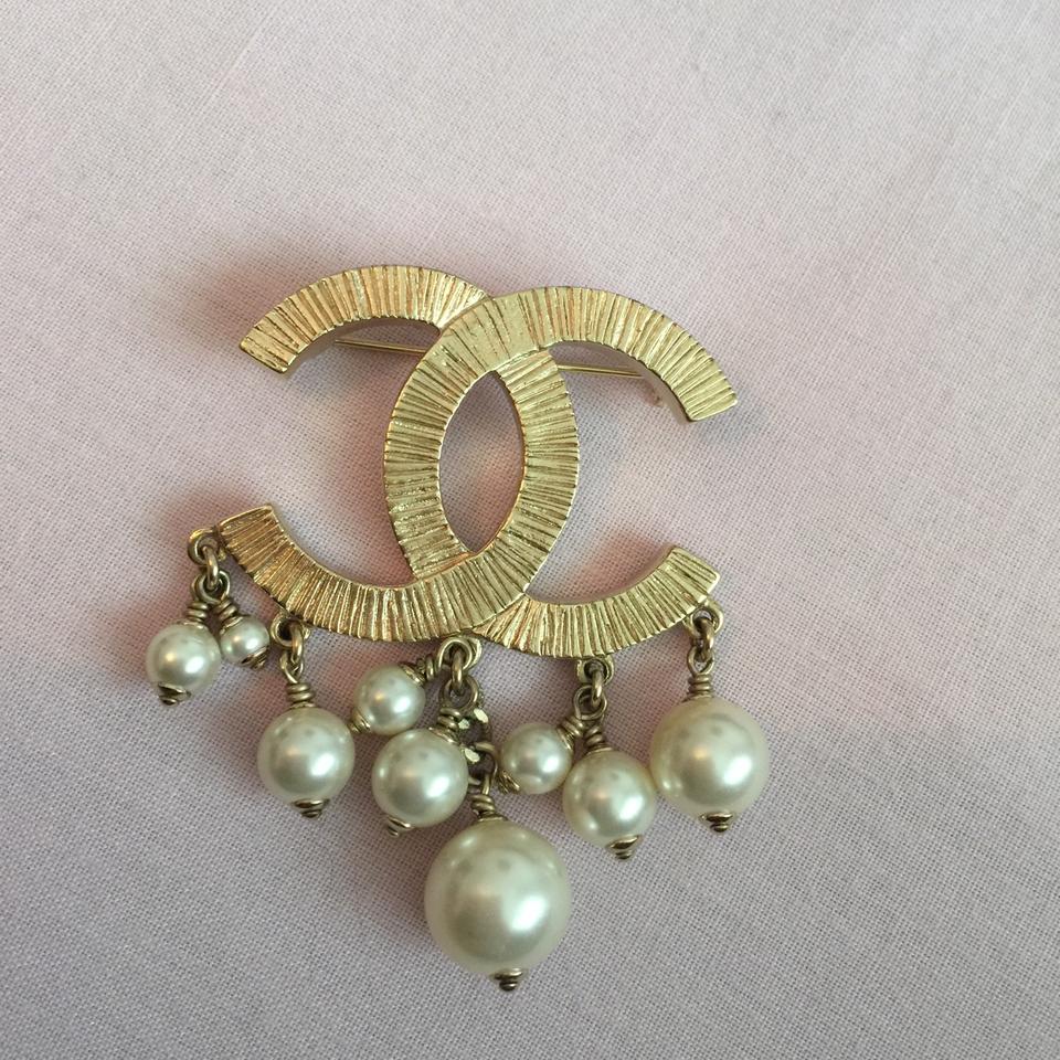 Vintage Chanel Brooch in gold with pearl in the