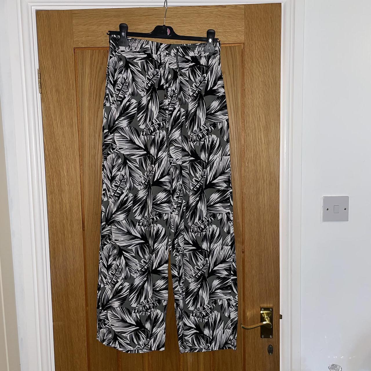 Beautiful leaf pattern wide leg trousers 🍂 •... Depop