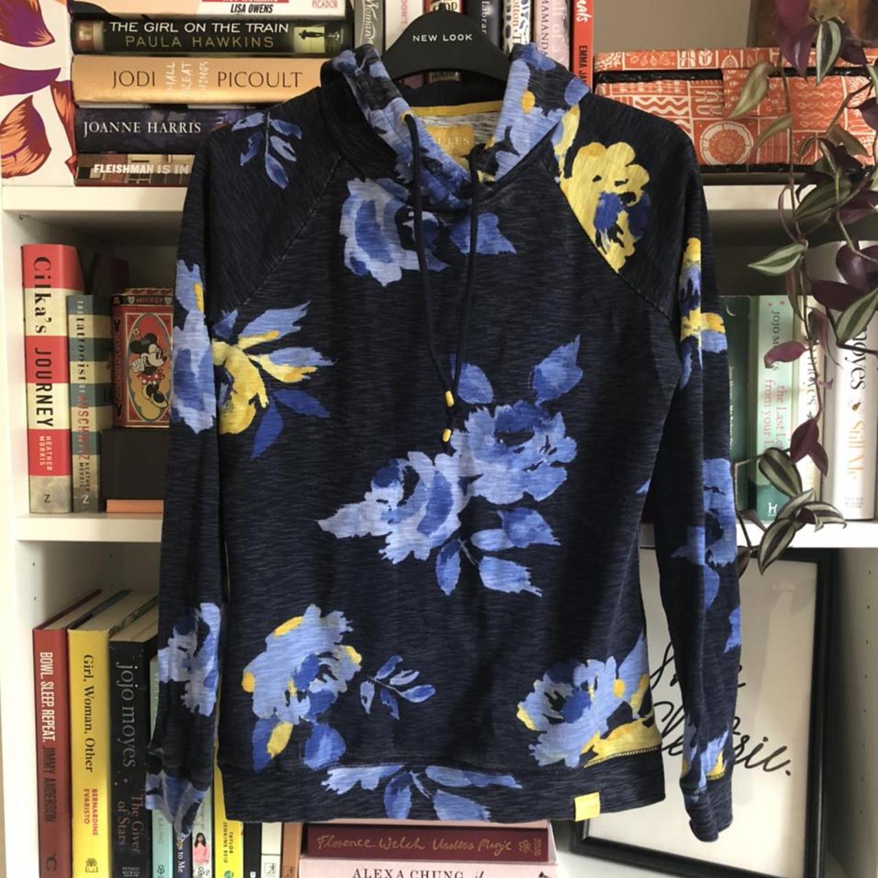 Joules floral hoodie top UK 10 and could fit an 8. Depop