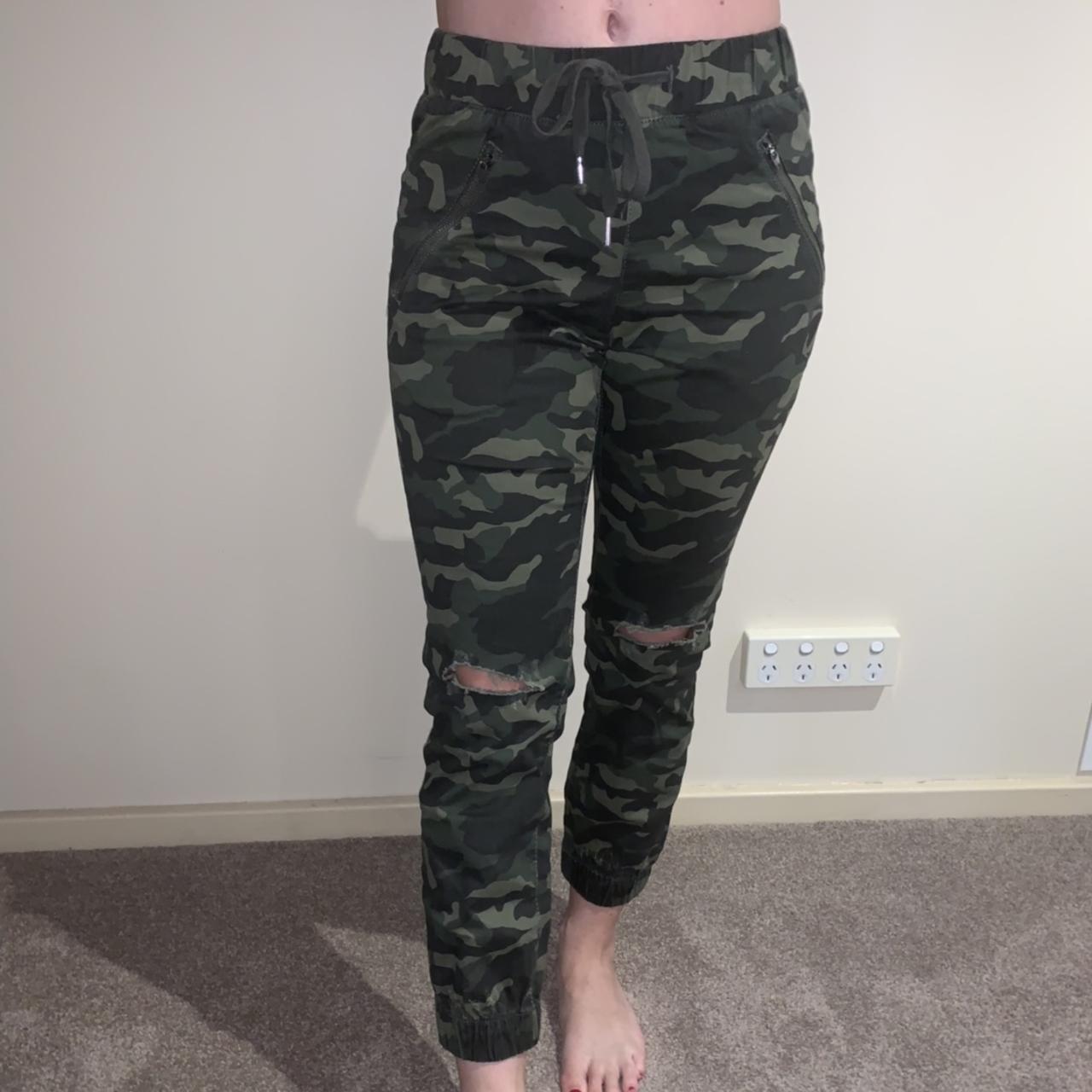 LULULEMON -brown camo leggings -size 2 (worn - Depop