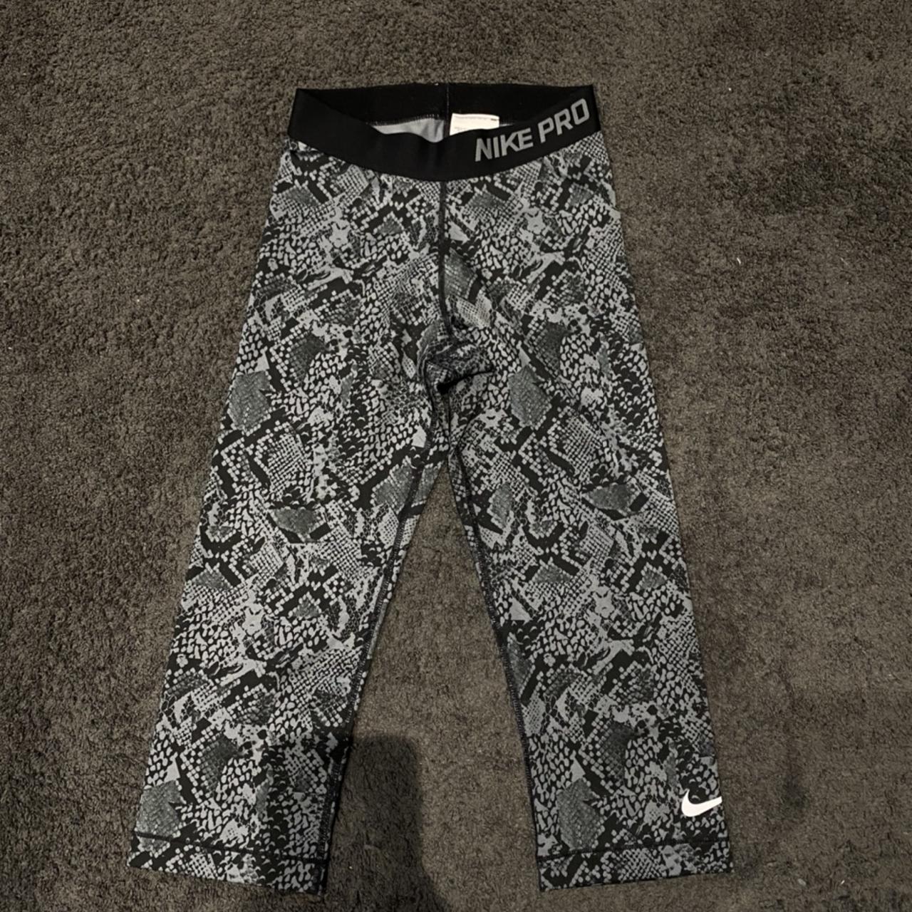 Nike Pro Black Gray Snake Print Capri Legging Med