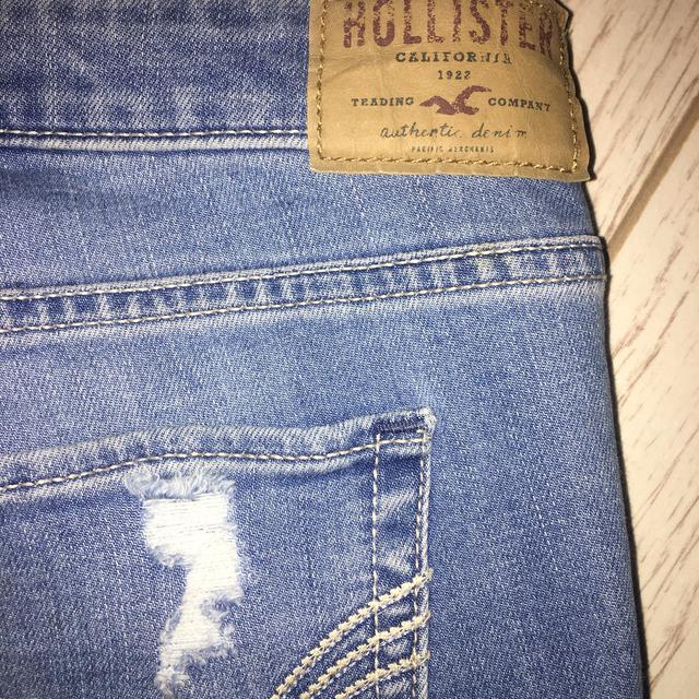 Hollister jeans hot sale logo