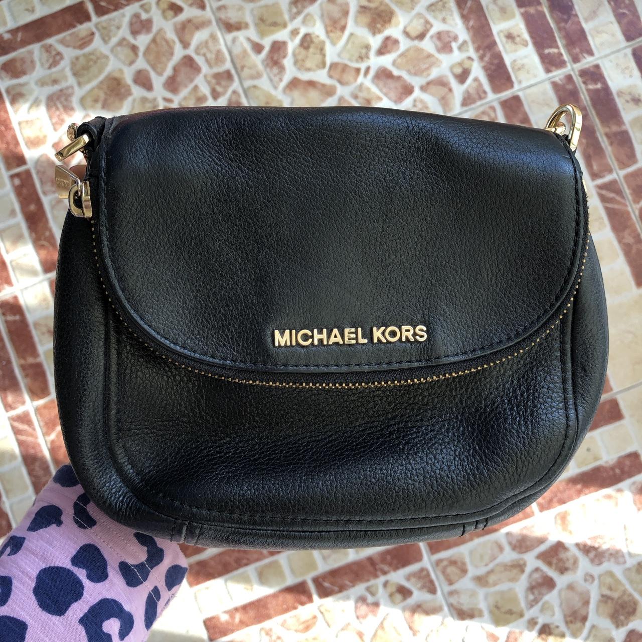 Michael kors black hot sale small crossbody