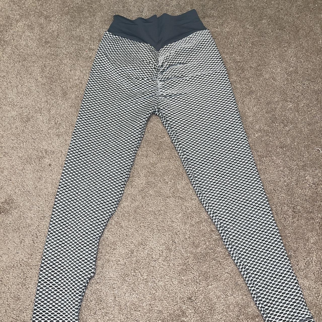 WHITE/GREY TIK TOK SCRUNCH BUTT LEGGINGS. Fits a bit... - Depop