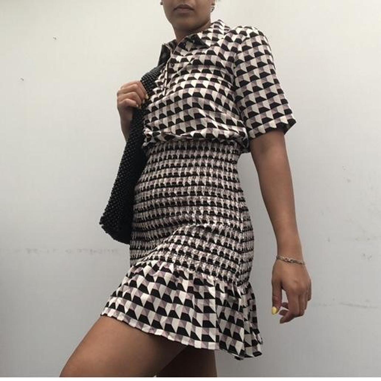 Dog tooth print dress // stretch ruched mid drift //... Depop