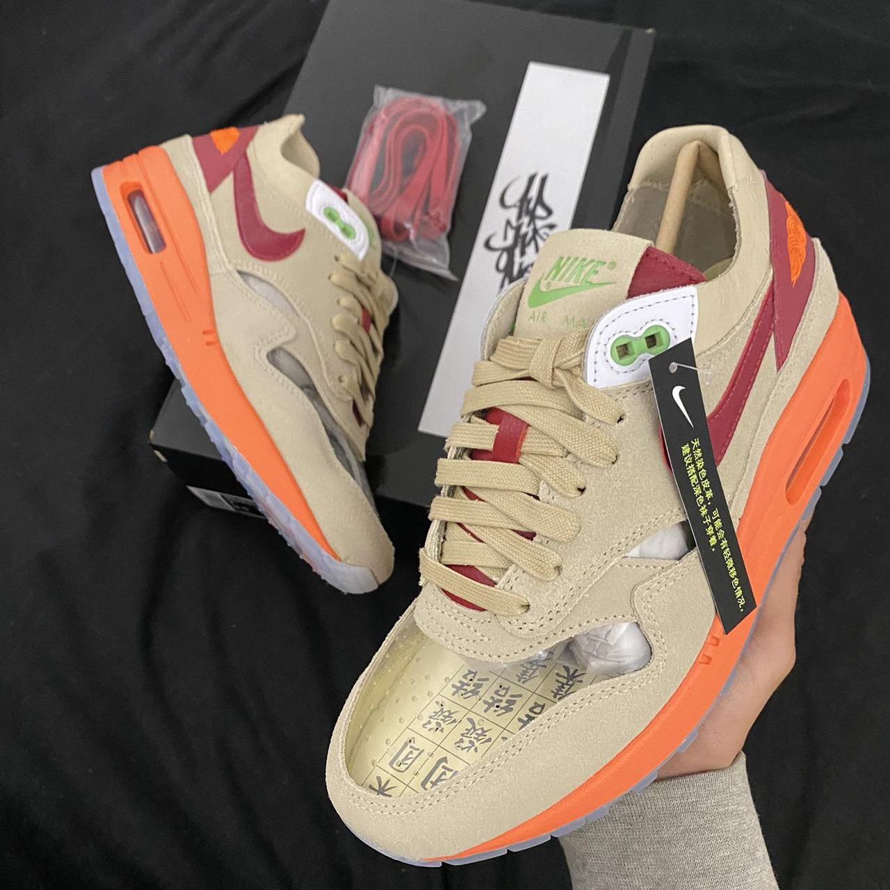 clot air max 1 on foot