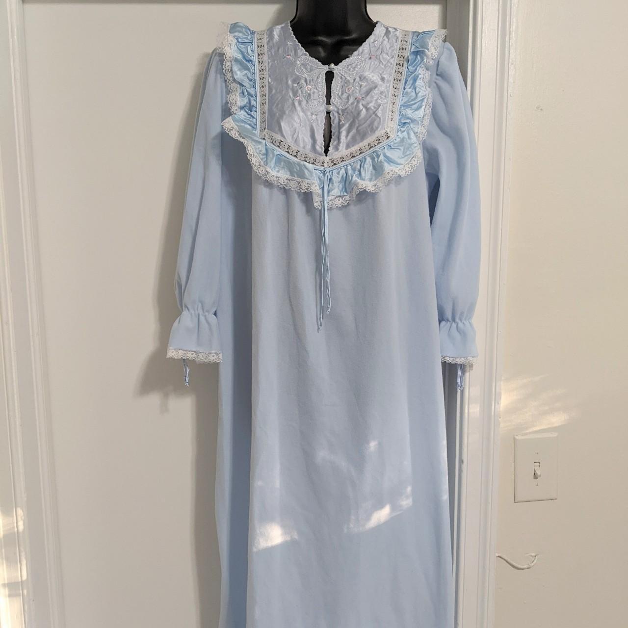 This vintage Ilise Stevens nightgown is so darling 🥹... - Depop