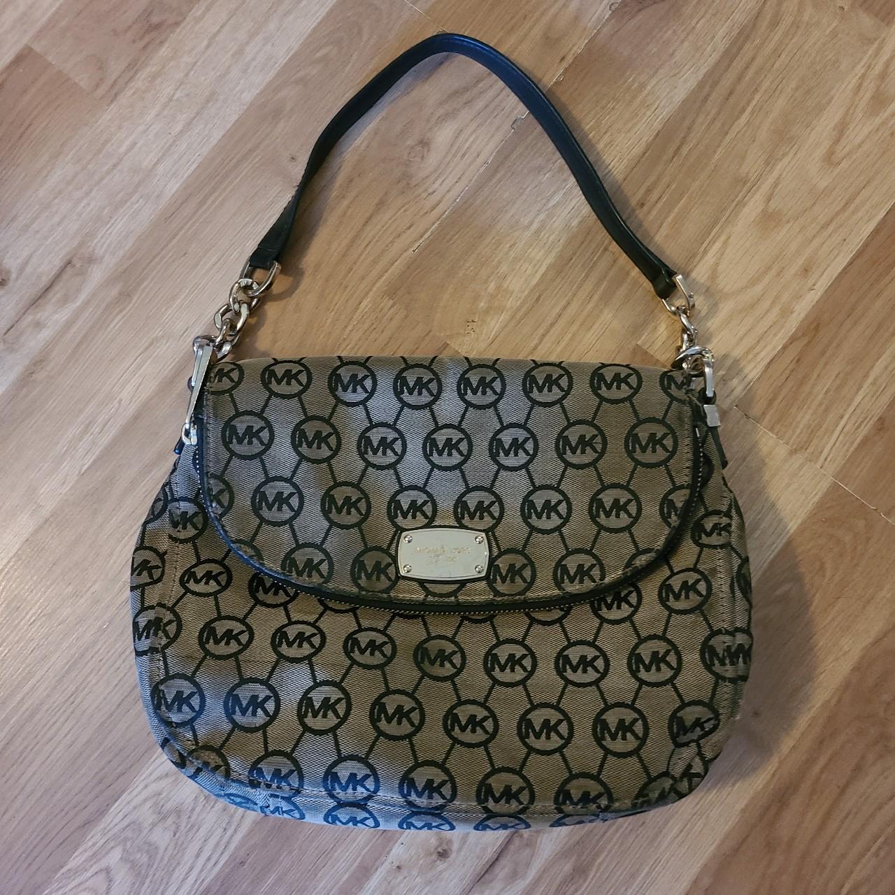 Michael kors purse. Medium size. Multiple pockets Depop