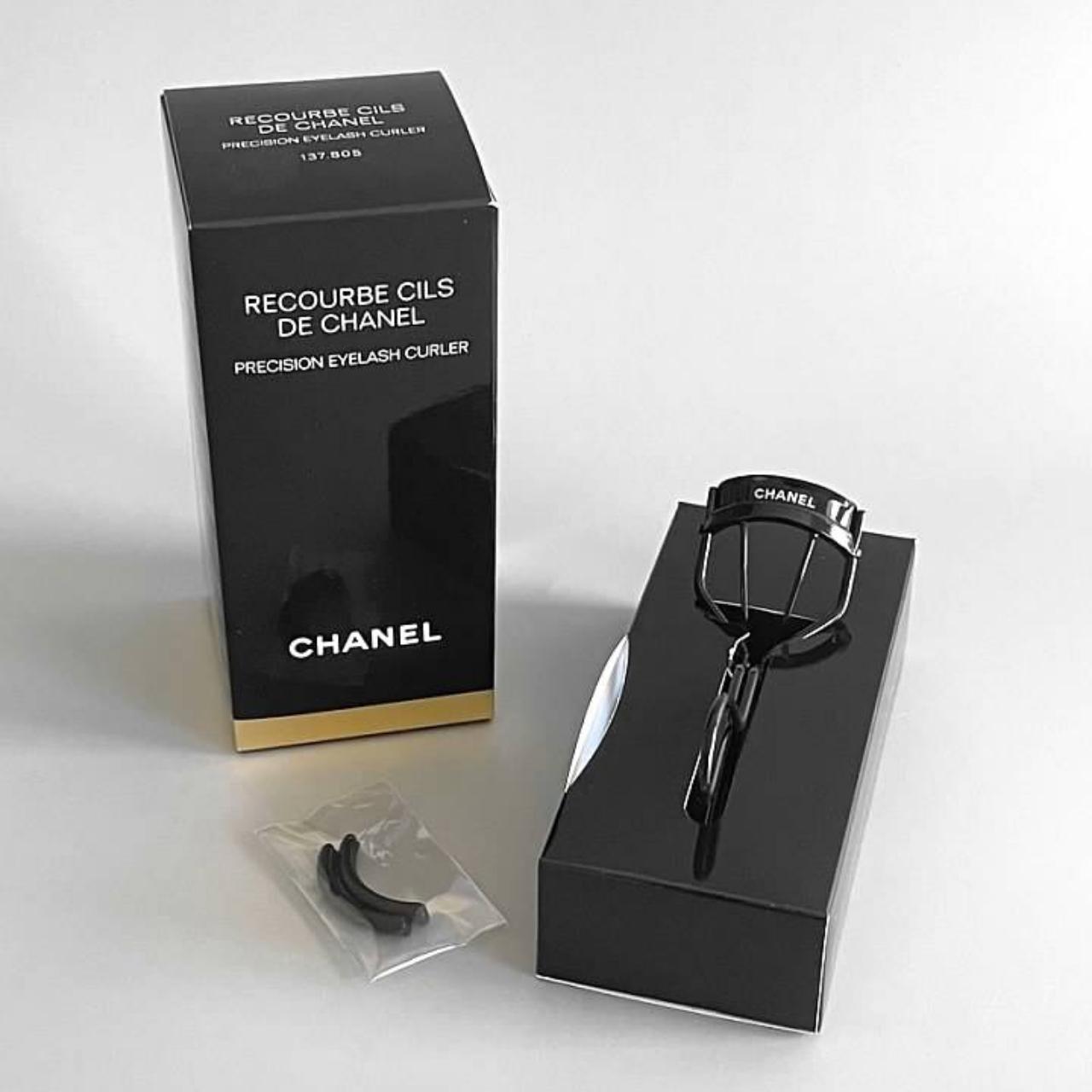 Chanel Recourbe Cils de Chanel Black Eyelash Curler - Depop