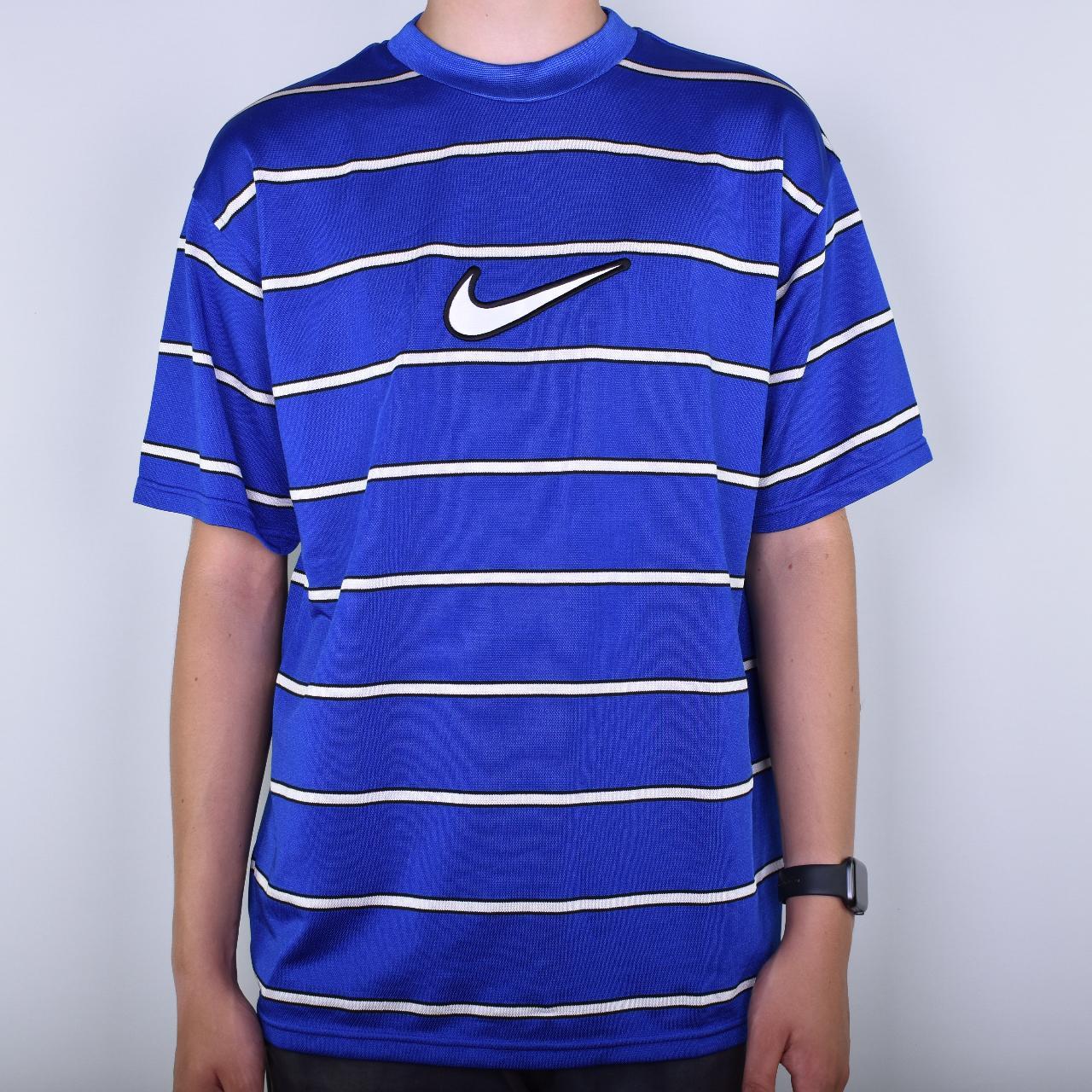 Nike t shirt tick in middle online