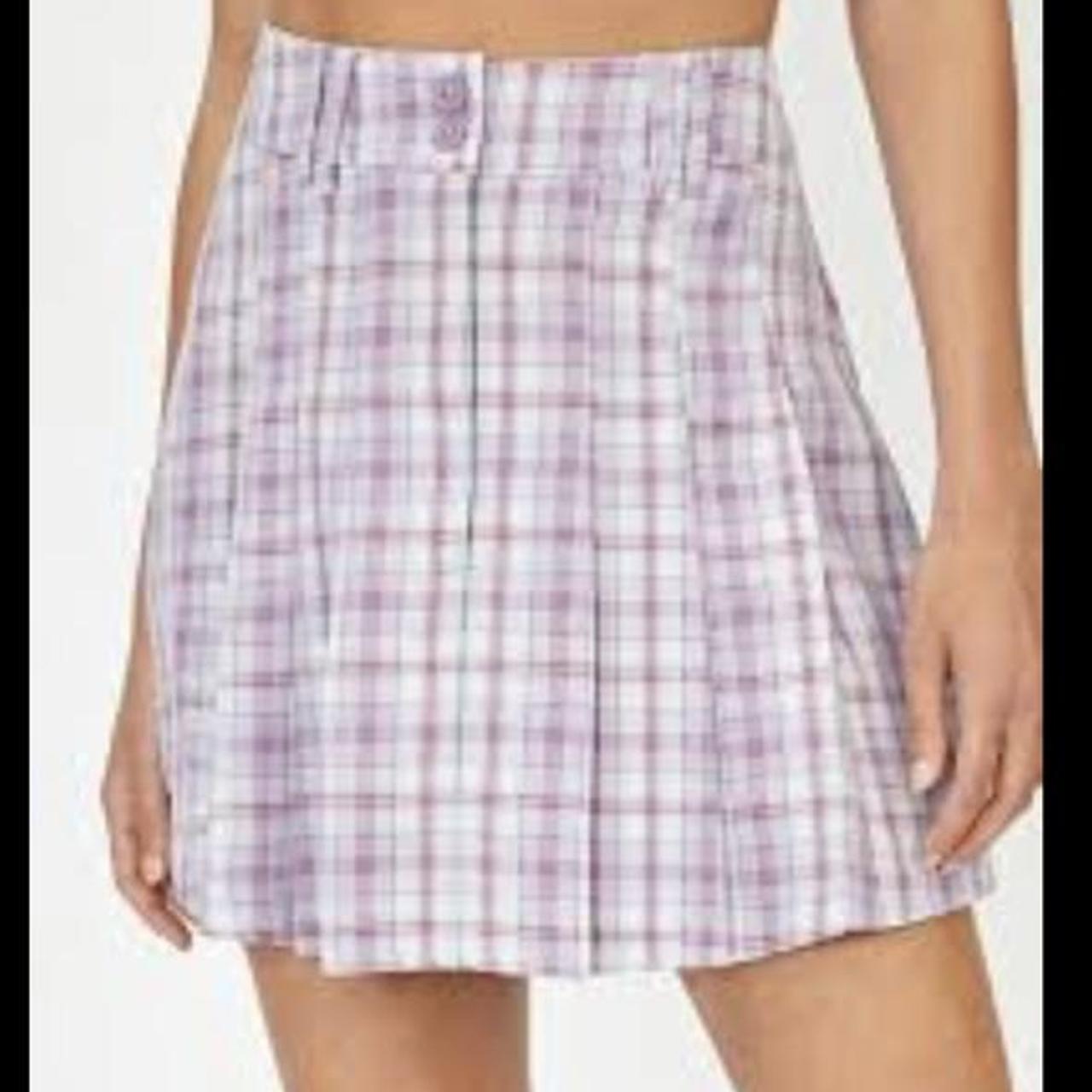 Pleated skirt outlet glassons