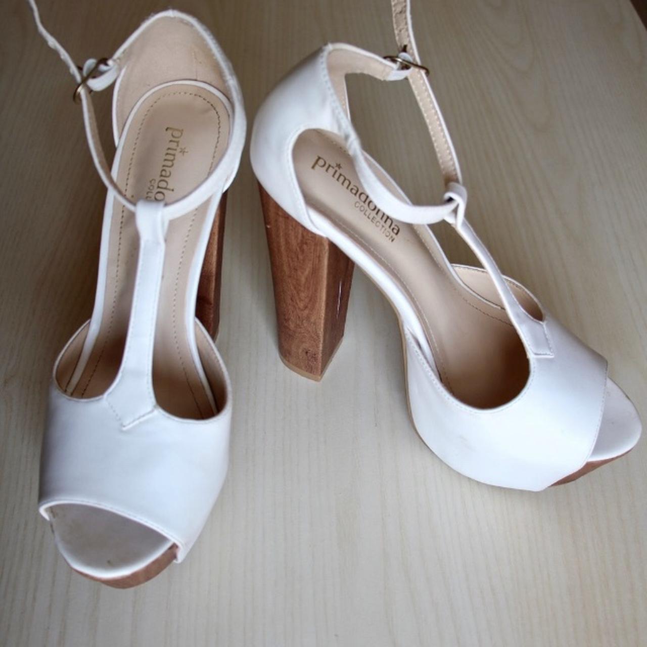 vendo scarpe bianche con tacco alto (color Depop