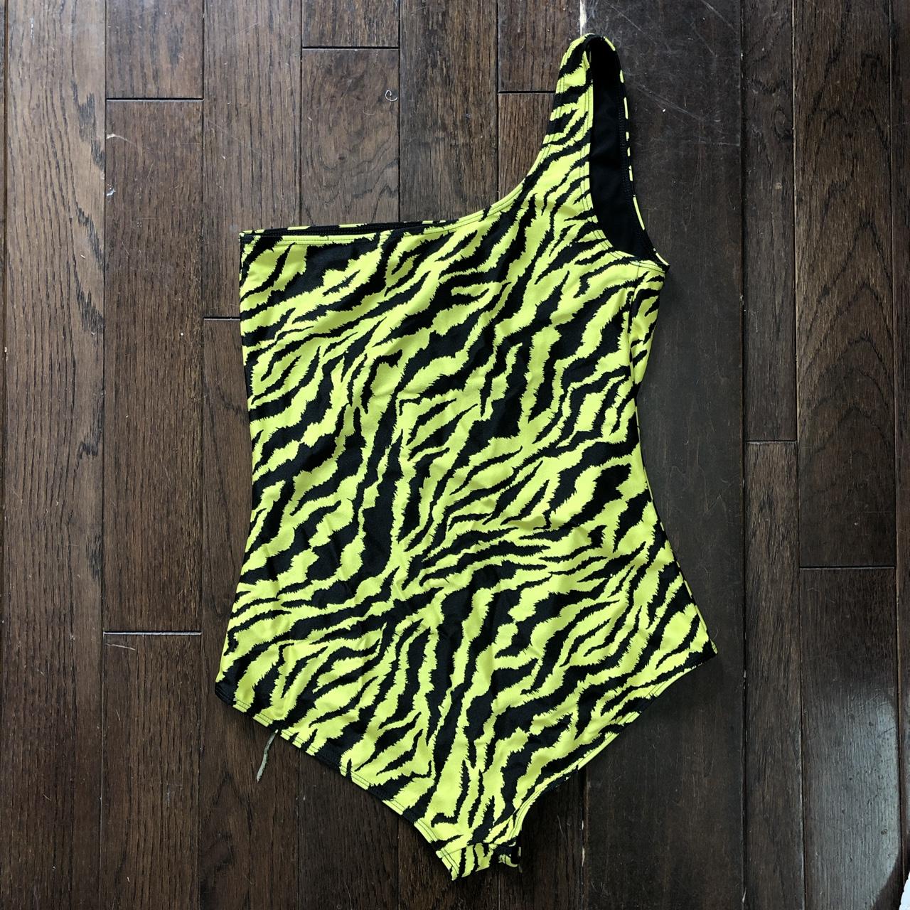 ワンピース GUCCI ZEBRA ONE PIECE gucci neon yellow zebra one piece swimsuit. size L. | Depop
