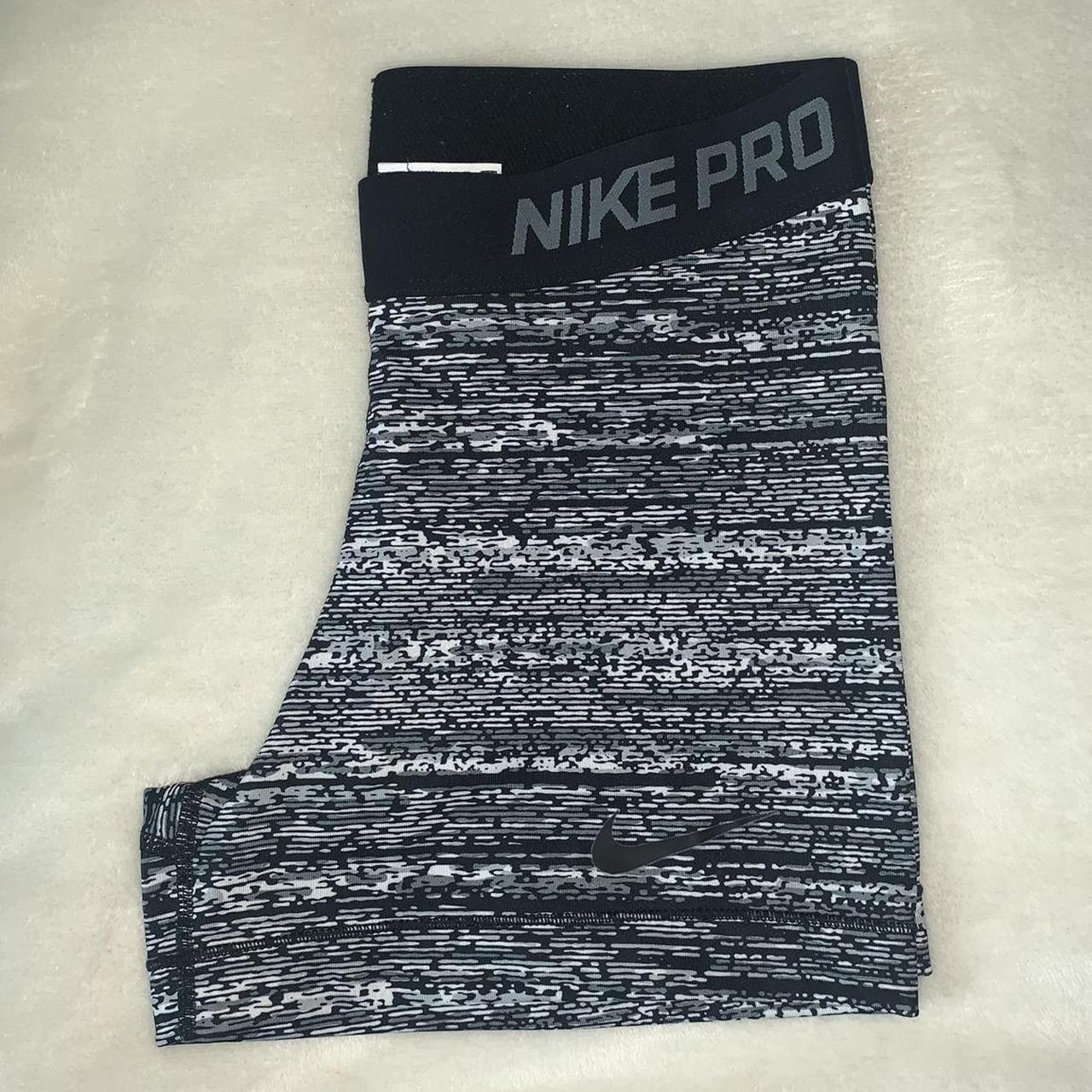 grå nike pro shorts