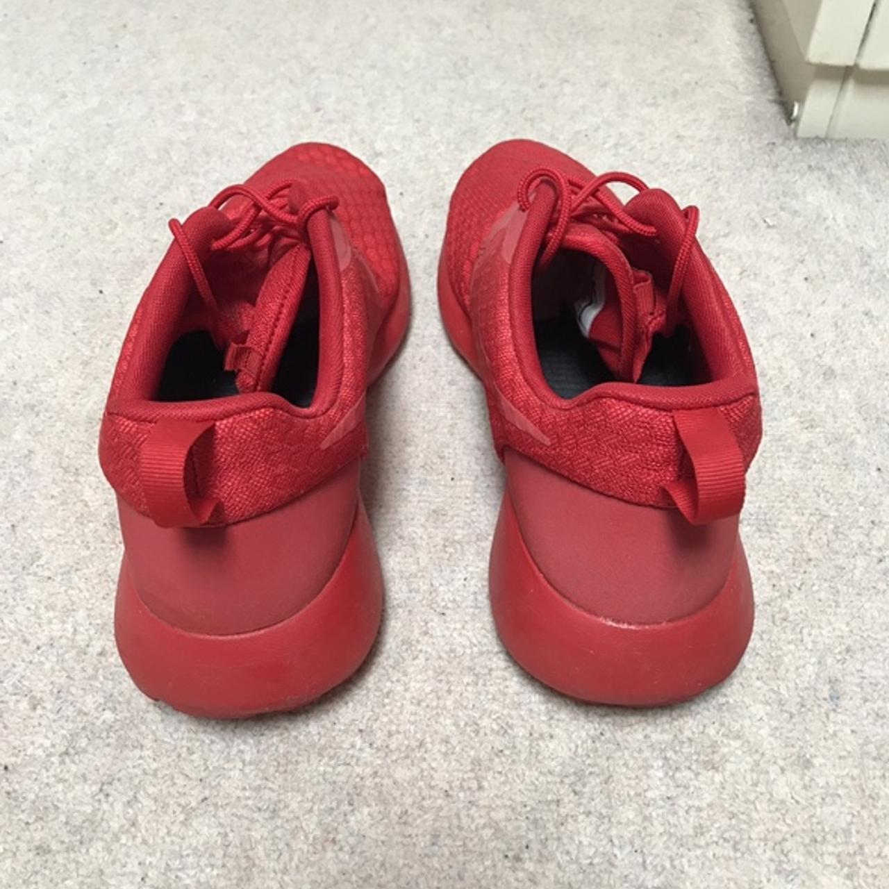 triple red nike roshe