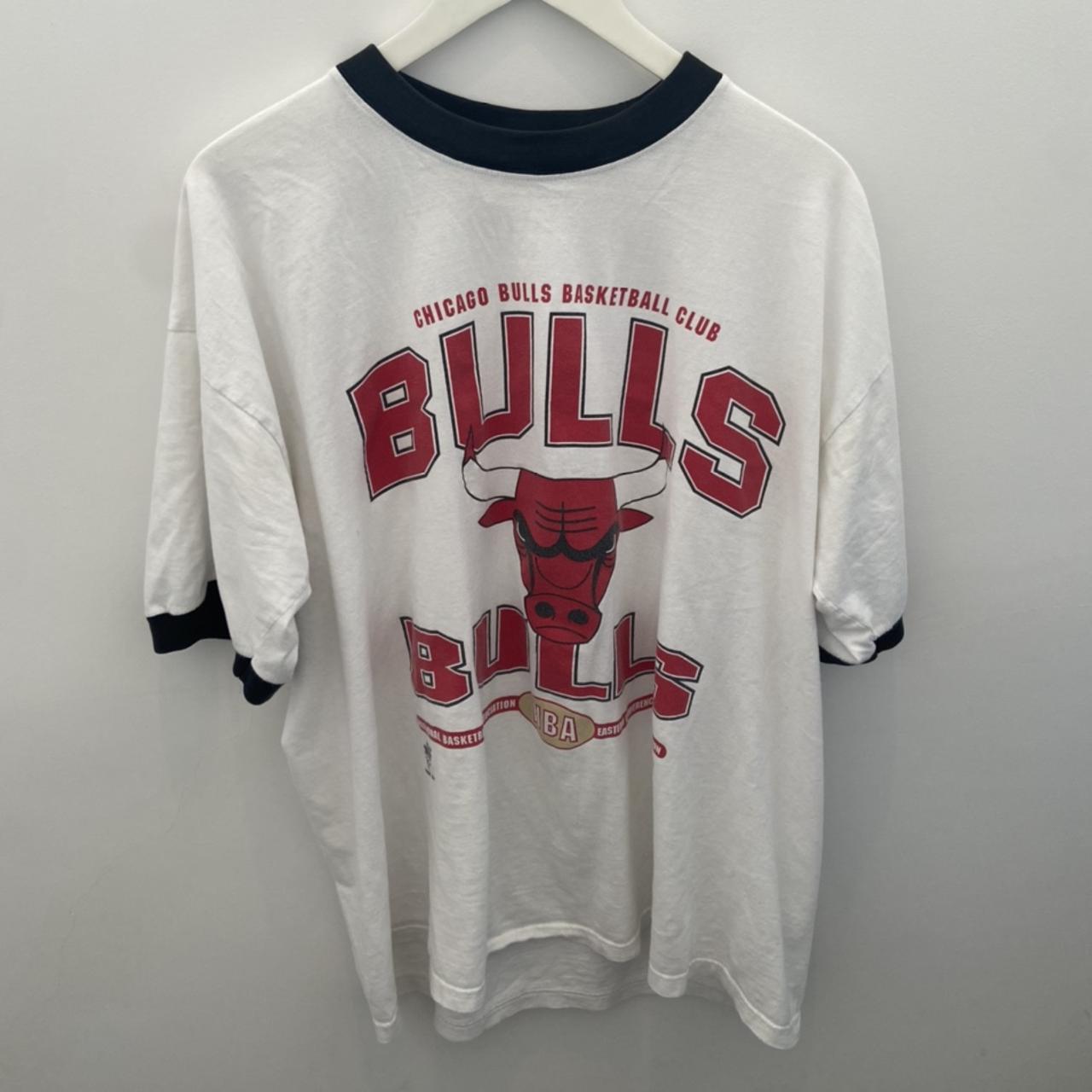 Chicago Bulls T-Shirt White Red NBA Spellout Bred Small