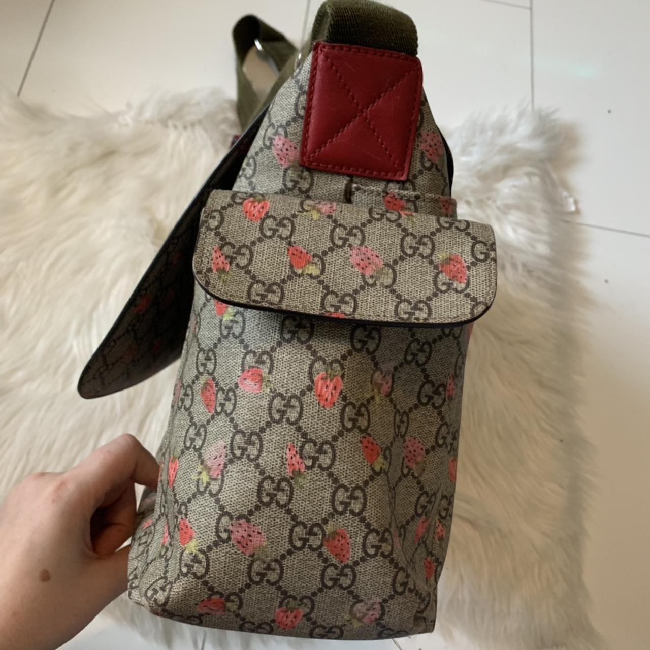 Gucci changing bag Beige and pink Strap is blue - Depop
