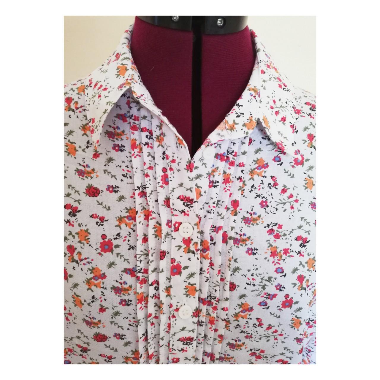 Ditsy floral button down blouse with pleated middle... - Depop