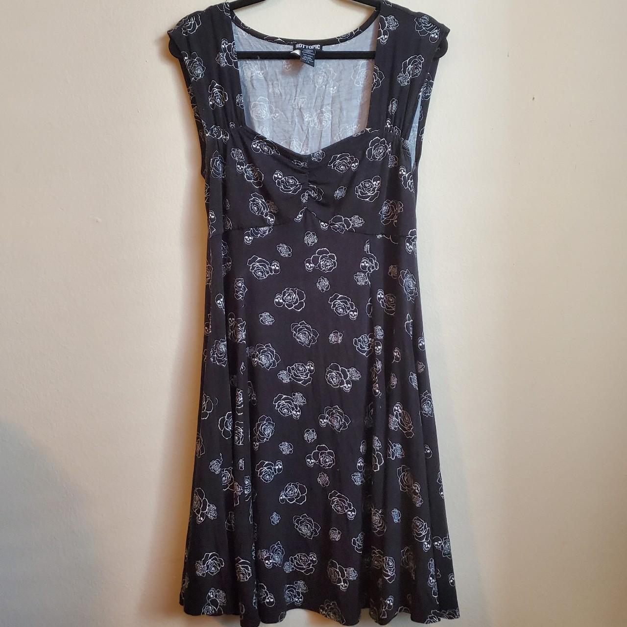 Skulls and flowers HotTopic dress -a bit faded... - Depop