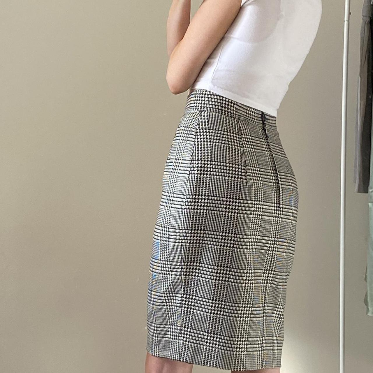Vintage houndstooth mini skirt, shown on a size 8... - Depop