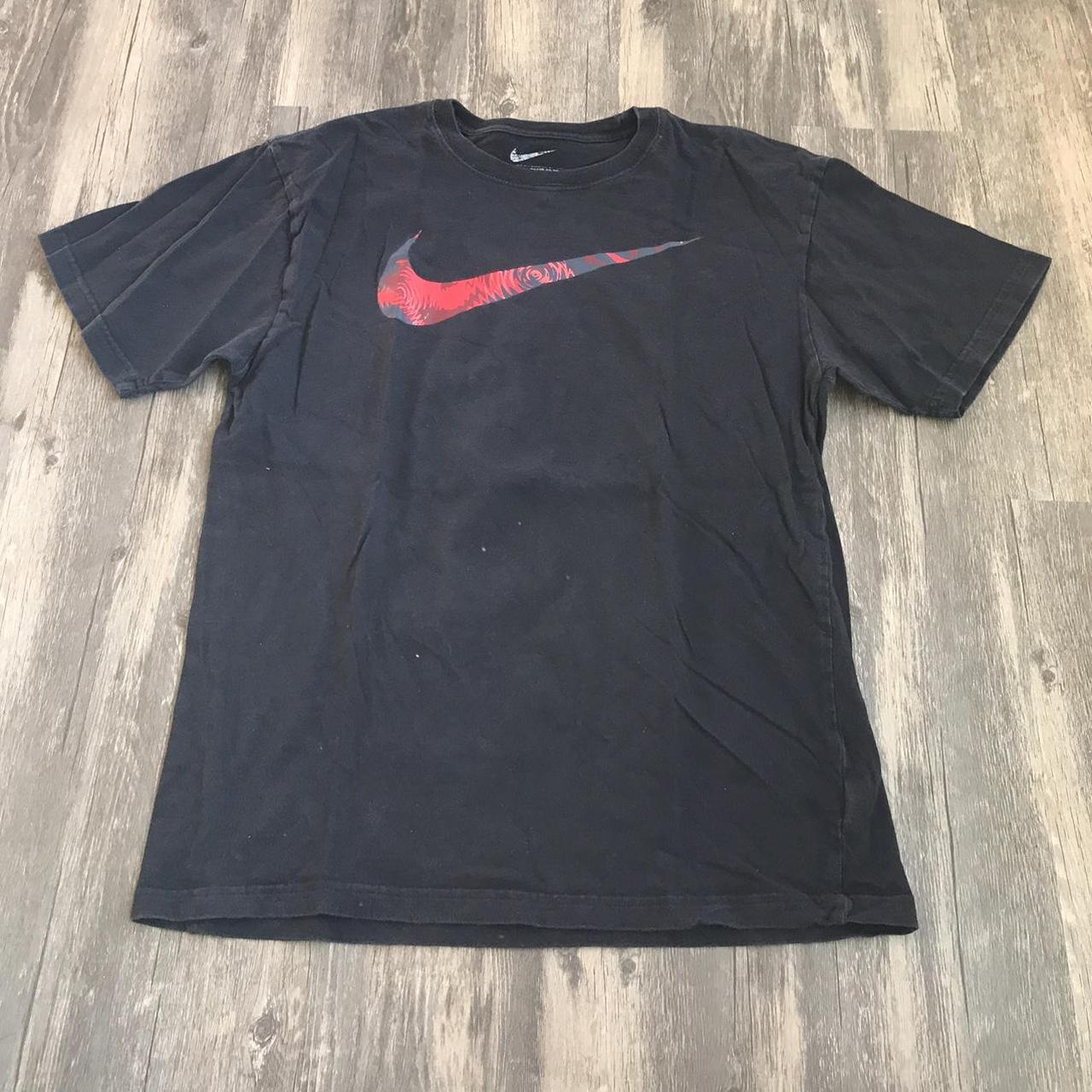 Nike Men's Black and Red T-shirt | Depop