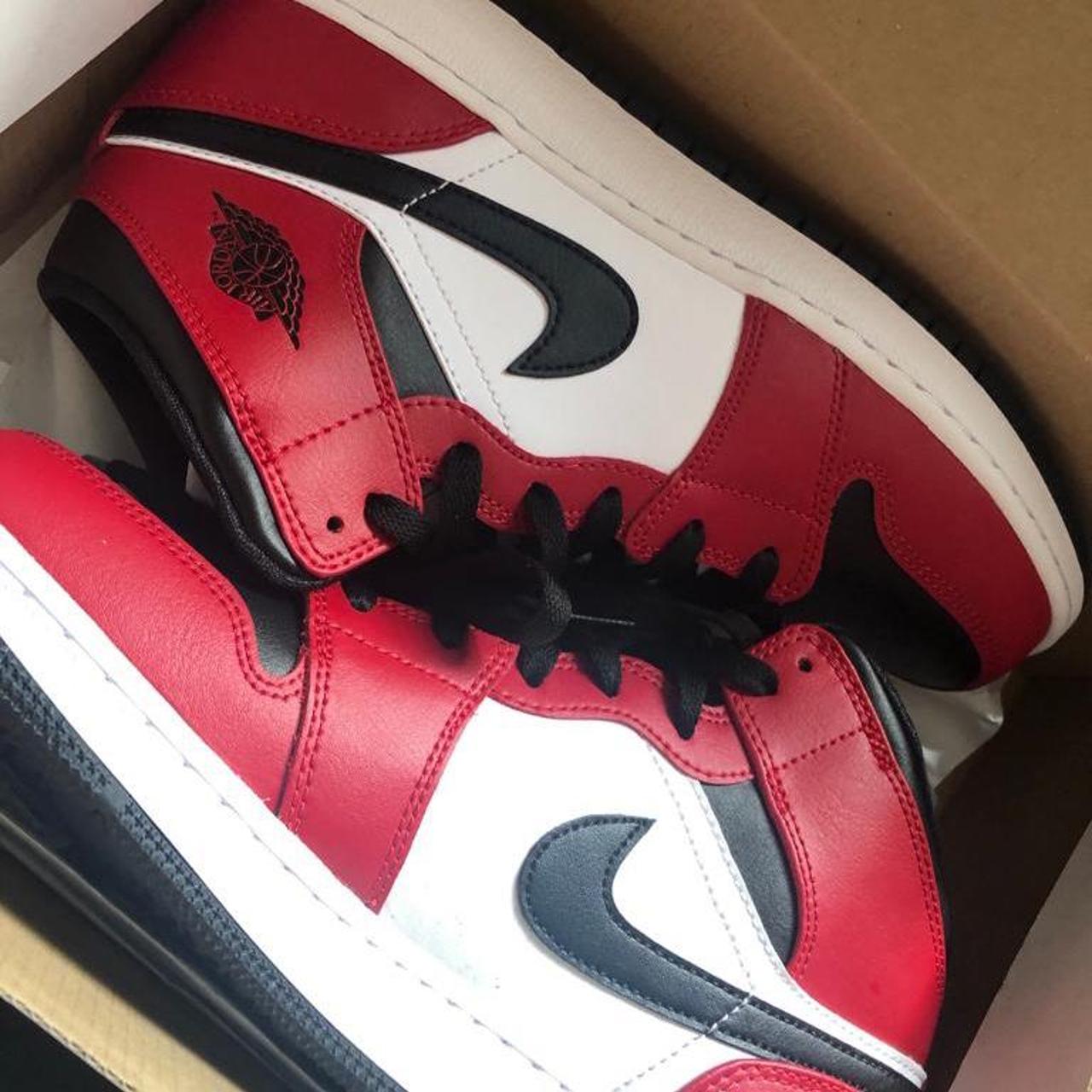 jordan 1 mid chicago black toe retail