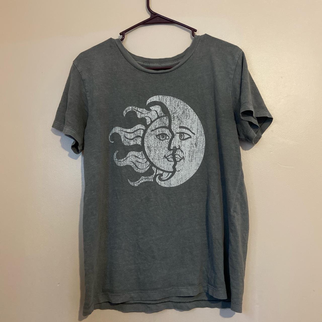 Tillys Women's T-shirt | Depop