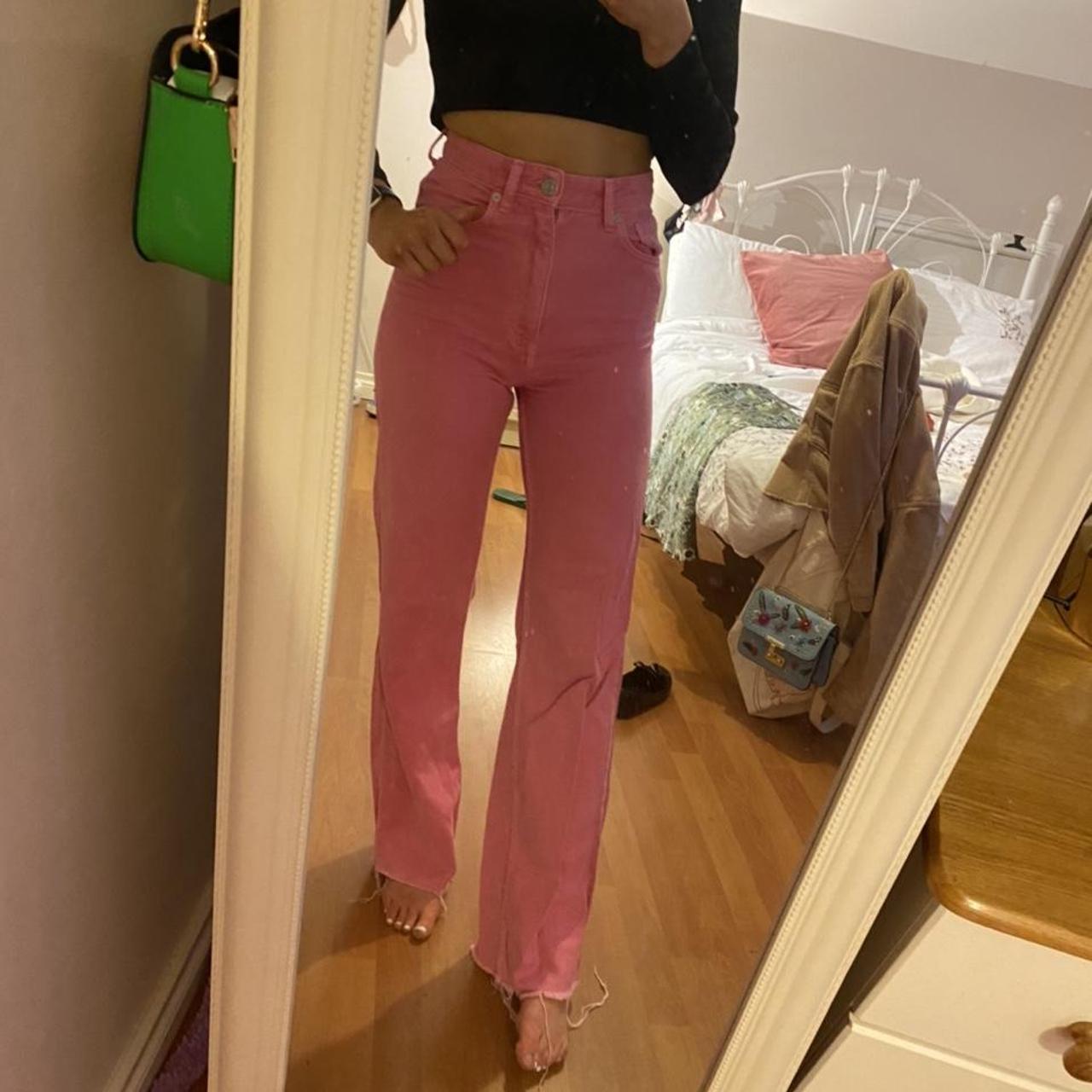 20+ Outfits with Pink Pants + Styling Tips For 2023