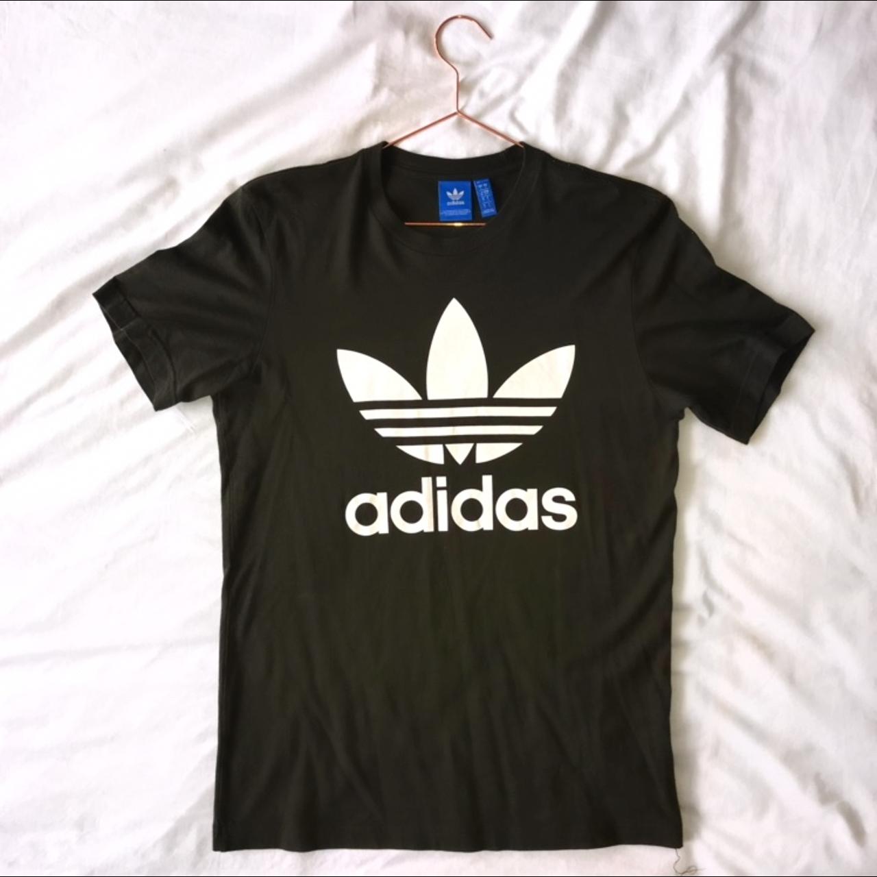 Adidas kaki T-shirt - Depop