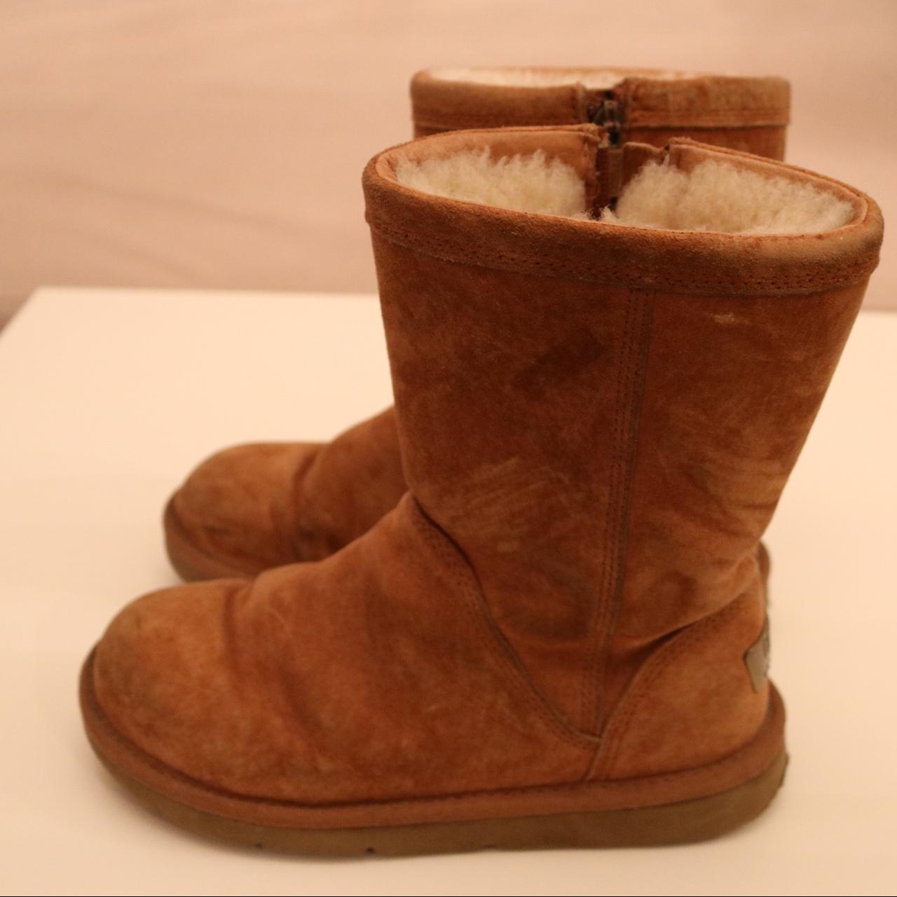 Ugg boots 2025 metal logo