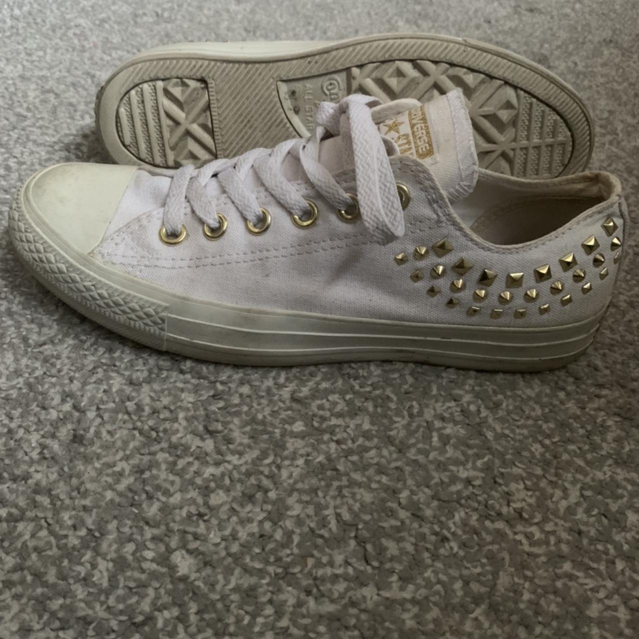 White converse with on sale gold studs