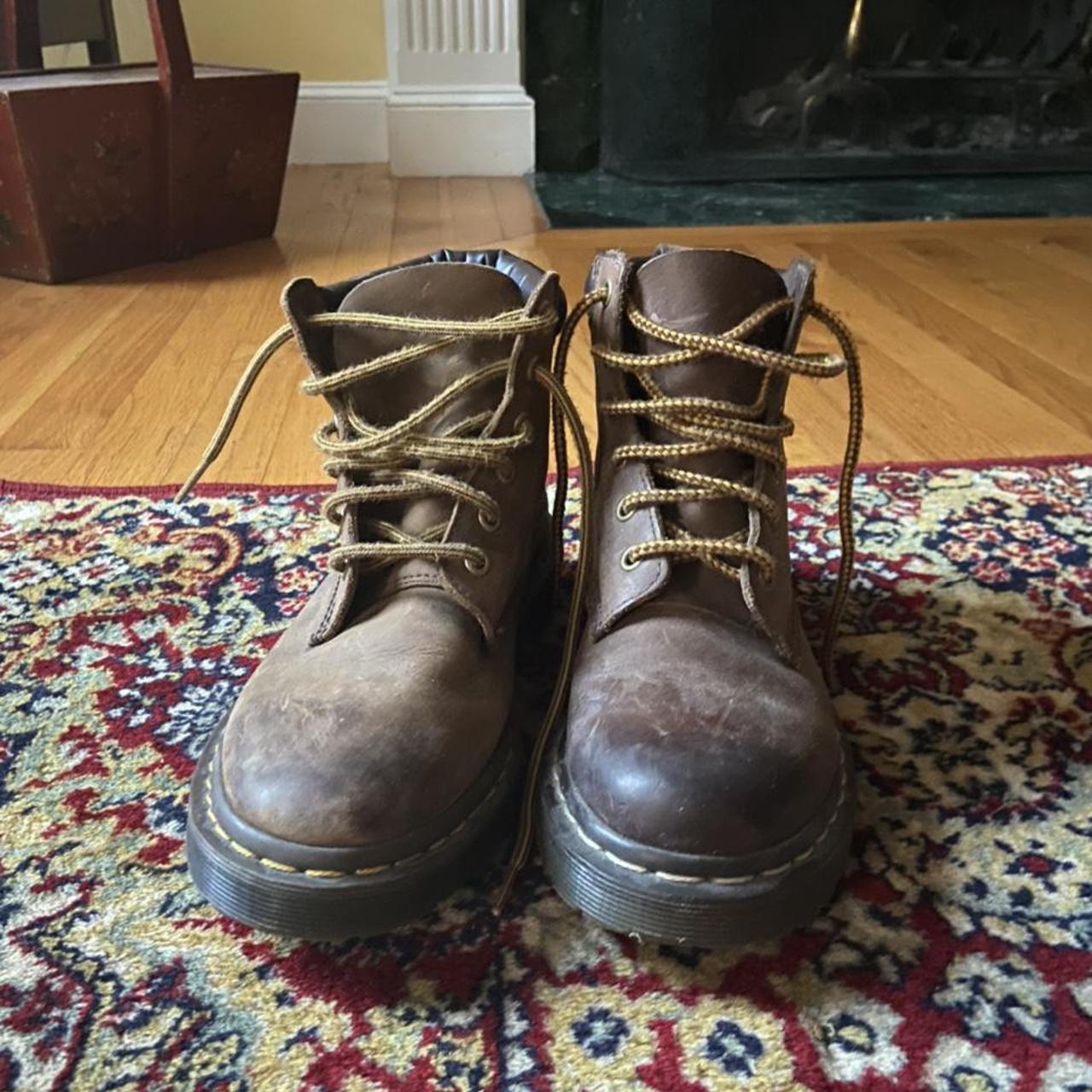 Dr martens store brown yellow laces