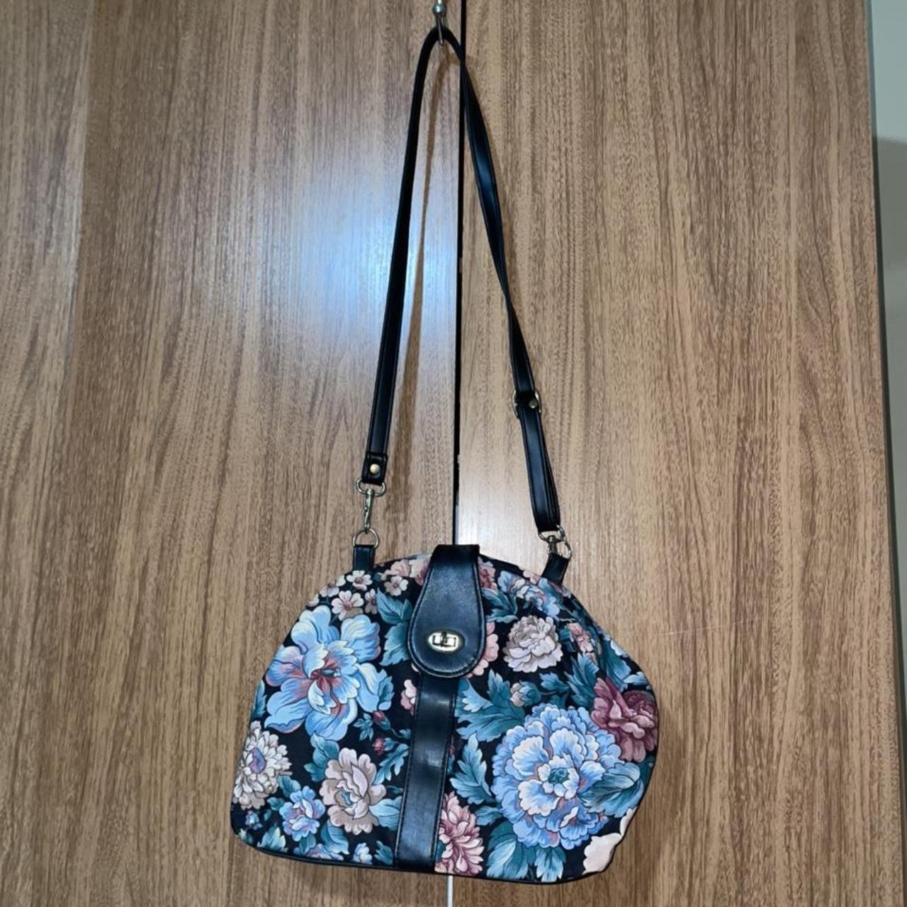 Vintage floral pocketbook purse. This purse has. Depop