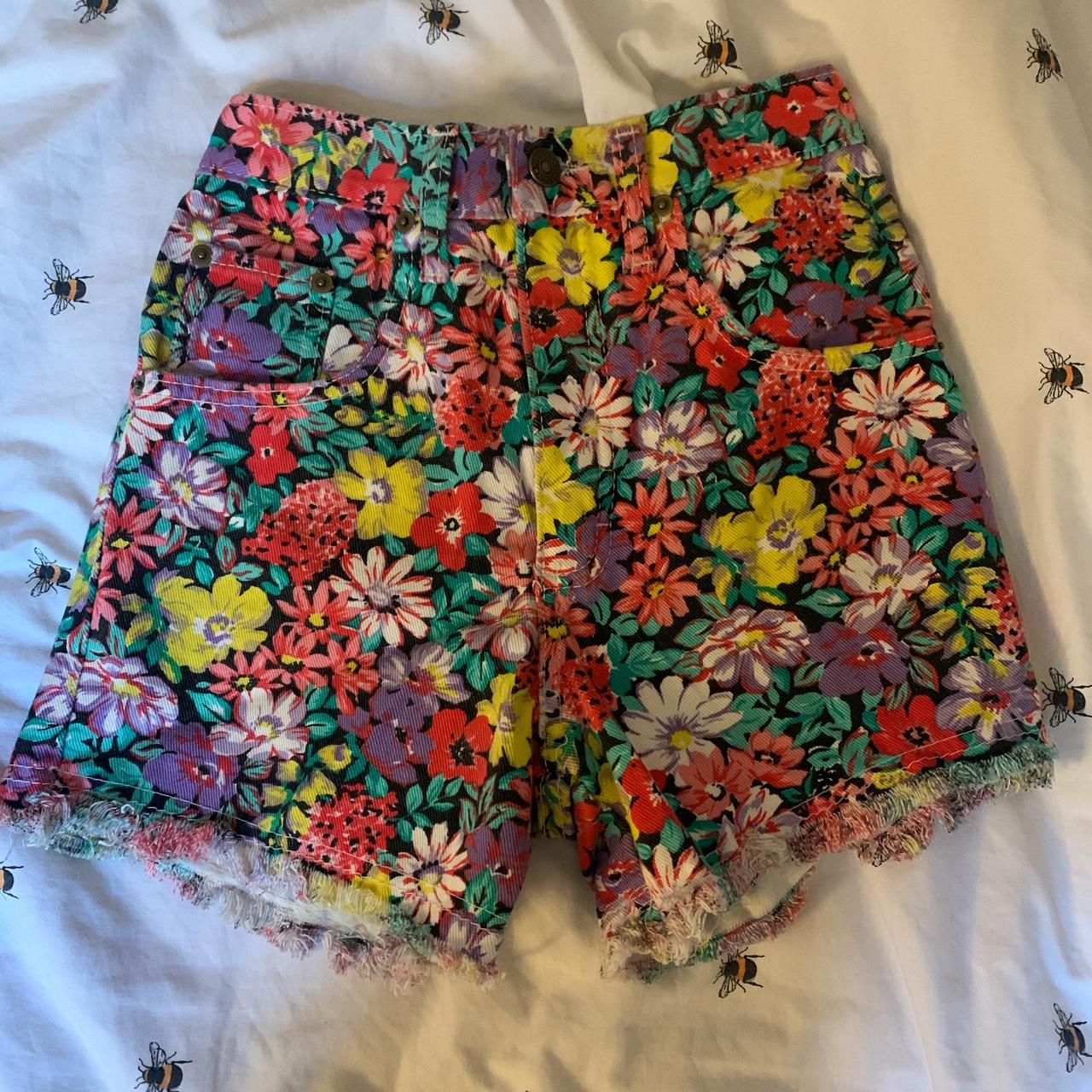 really funky vintage patterned floral shorts ~ size... - Depop