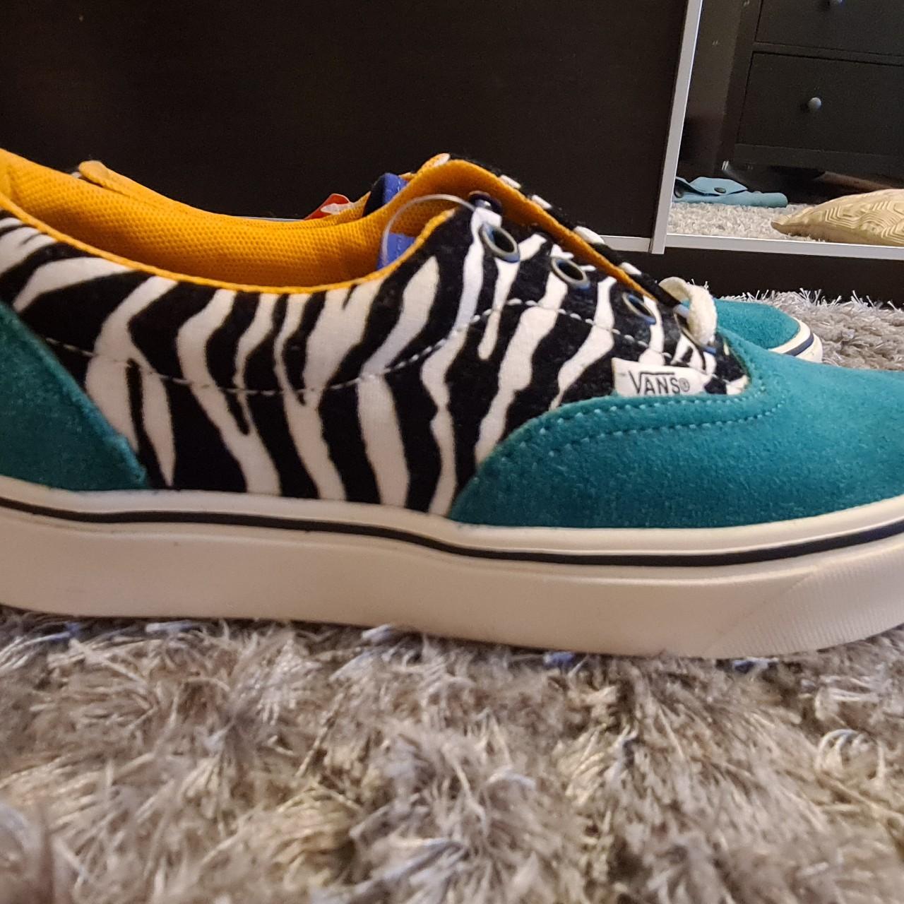 Vans comfycush store zebra