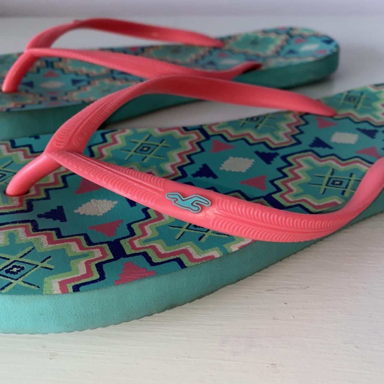 Hollister flip flops discount womens