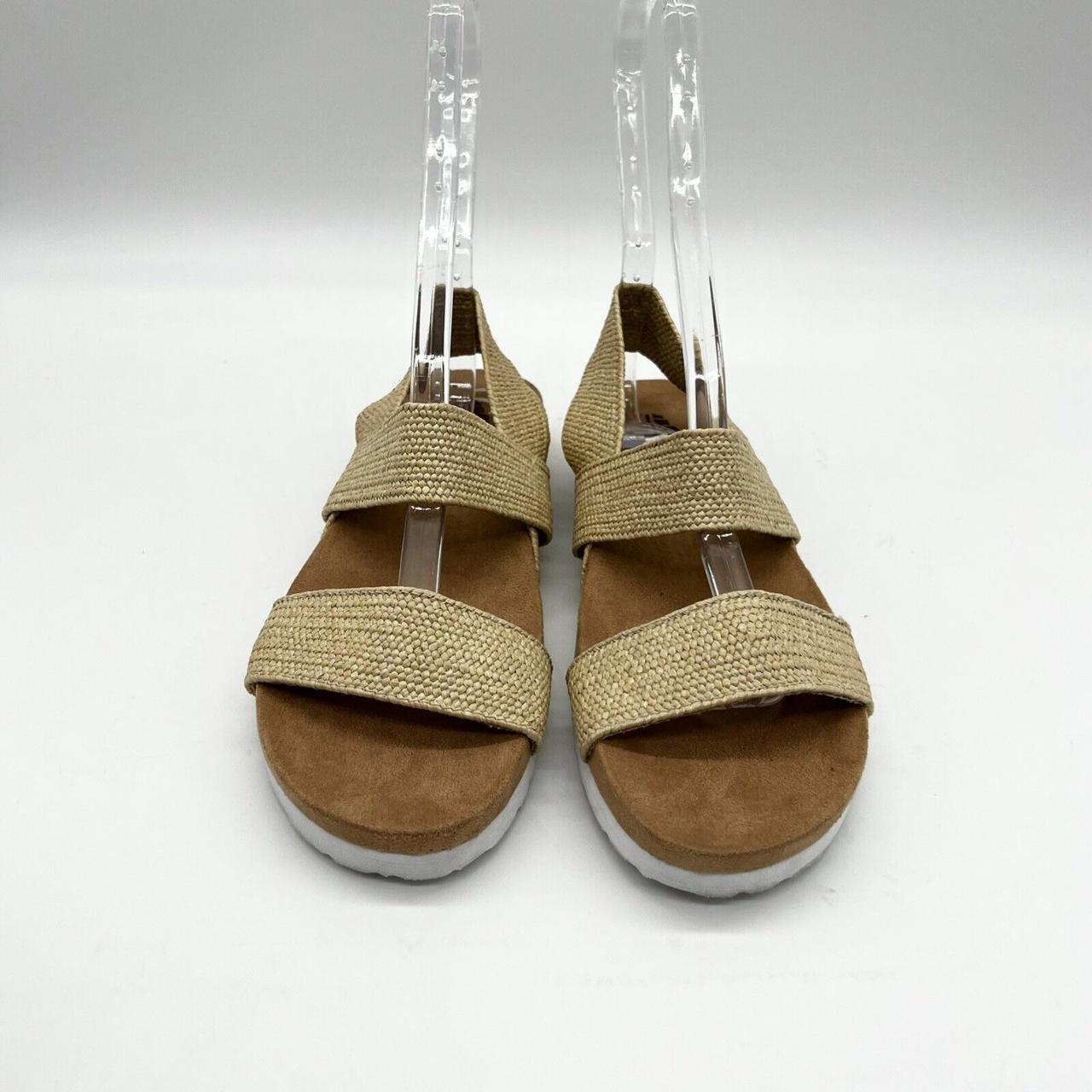 Cliffs by White Mountain Women's Tan and White Sandals (2)