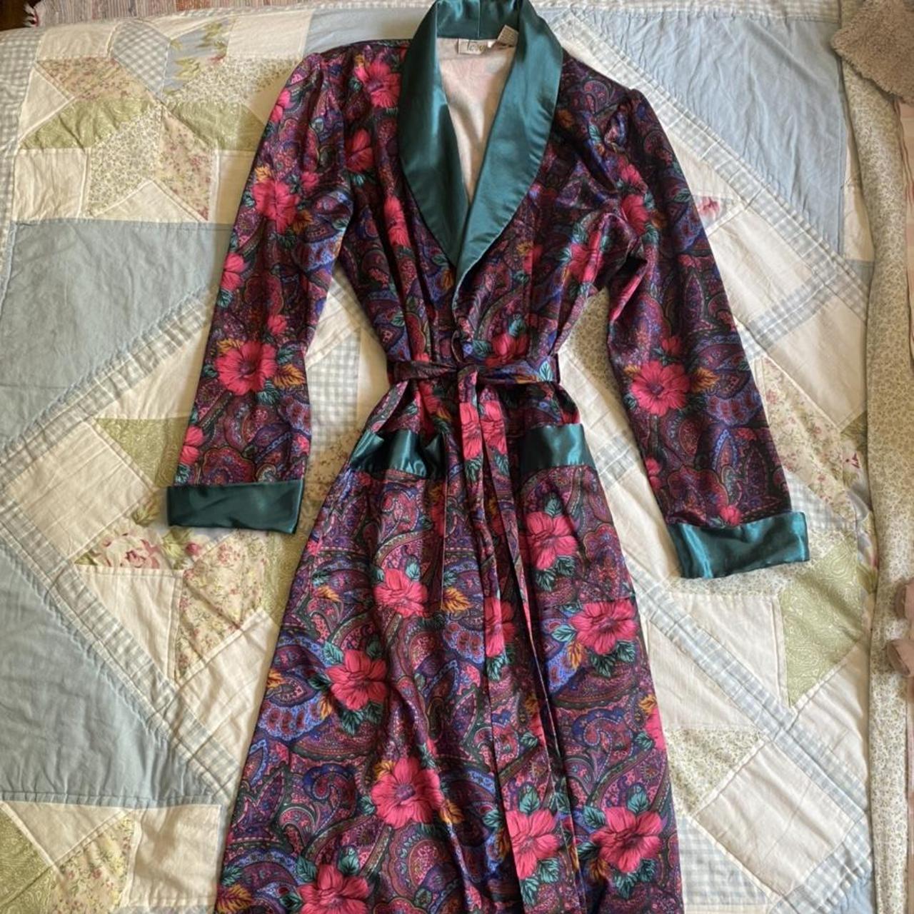 Vintage floral silk/satin robe Beautiful design and... - Depop