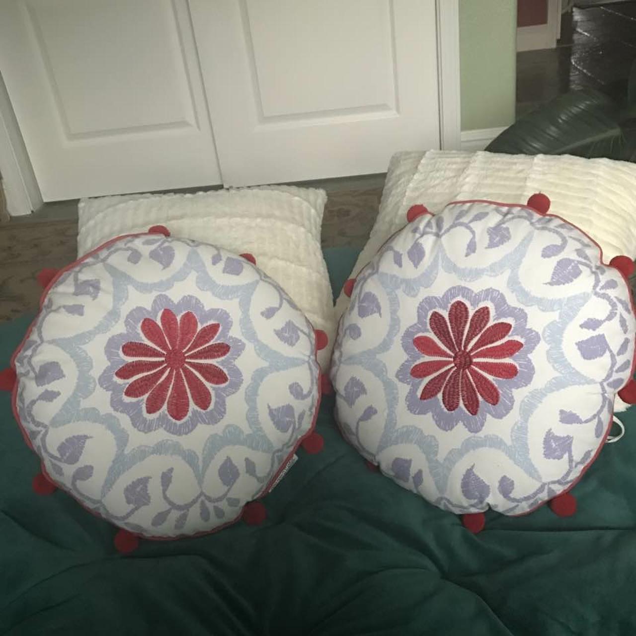 Round Throw PIllow Set