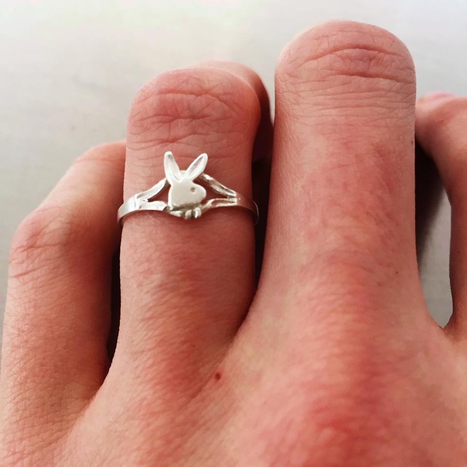 Vintage 1990’s delicate playboy bunny ring 🌊, Limited...