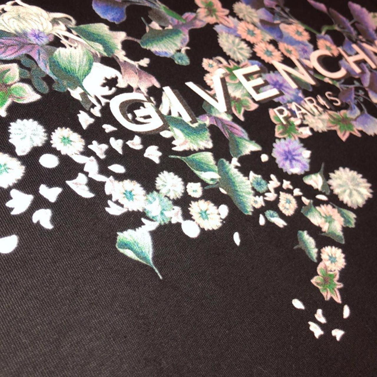Givenchy t-shirt Floral logo-print cotton Tee Size - - Depop