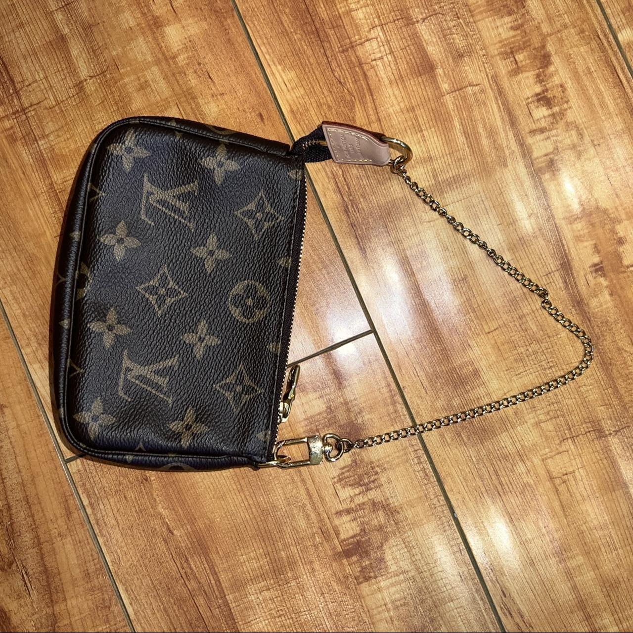 Lv hat comes with box and receipt anymore questions ask - Depop